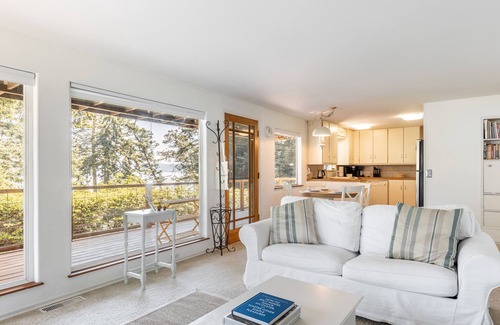 Coupeville House | Eagles Watch by AvantStay | Large Deck w/Views