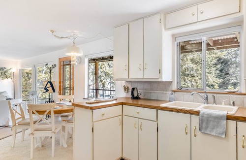 Coupeville House | Eagles Watch by AvantStay | Large Deck w/Views