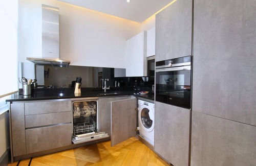 Ealing Broadway Apartment | Ealing Broadway 2 Bedroom | Spacious Modern Apartment w/Living Area & Kitchen