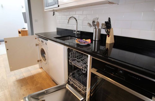 Ealing Broadway Apartment | Ealing Broadway 2 Bedroom | Spacious Modern Apartment w/Living Area & Kitchen