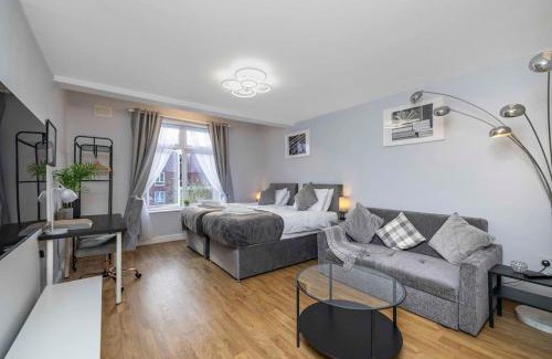 Cleveland Apartment | Ealing Manor - 6 beds 3 sofa beds sleeps 9 ppl
