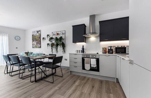 Whitechapel Apartment | Earthy Elegance: Nature Inspired Flat in Prime Location