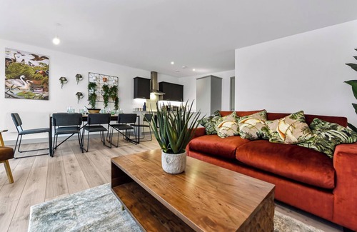 Whitechapel Apartment | Earthy Elegance: Nature Inspired Flat in Prime Location