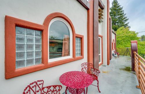 Fair Oaks Apartment | Easily Explore Fair Oaks Village! Unique Condo