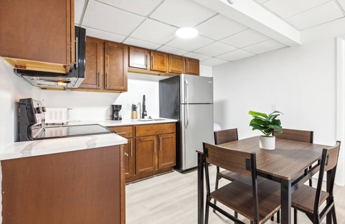 Central Business District Apartment | East 120 I Modern Refinished Apt Downtown I Gym