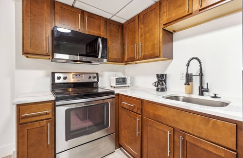 Central Business District Apartment | East 120 I Modern Refinished Apt Downtown I Gym