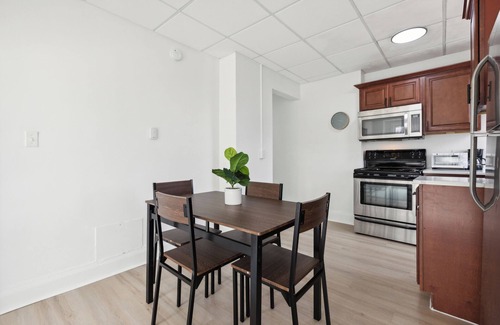 Central Business District Apartment | East 636I Cozy & Comfy I Downtown I Gym