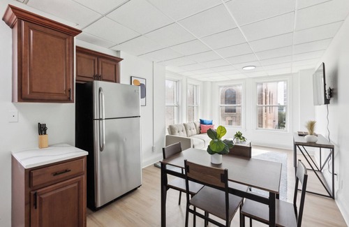 Central Business District Apartment | East 636I Cozy & Comfy I Downtown I Gym