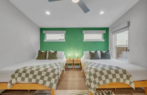 East MLK House | East Austin Getaway - 4BR - BBQ - Cowboy Pool - DT