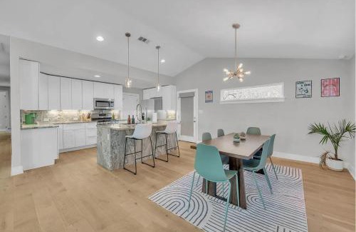 East MLK House | East Austin Getaway - 4BR - BBQ - Cowboy Pool - DT
