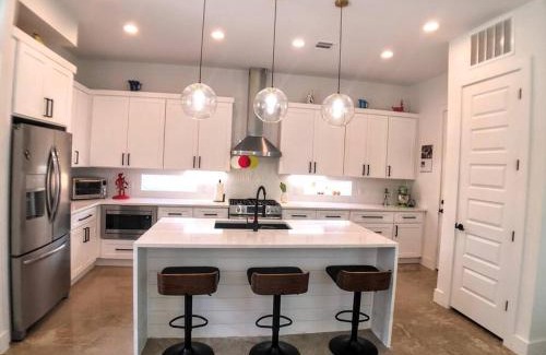 Austin House | East Austintacious - artsy, walkable 4BR 4BA