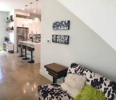 Austin House | East Austintacious - artsy, walkable 4BR 4BA