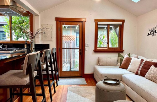 Eastside Santa Cruz Cottage | East Cliff Beach Cottage.Charming Beach Cottage, One Block from the Beach