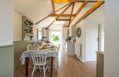 Saxmundham Cottage | East Green Farm Cottages - The Old Stables - sleeps 6 guests in 3 bedrooms