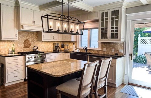 Harbor Springs House | East Main Haven - Renovated lake cottage style home 1 block from the lake!