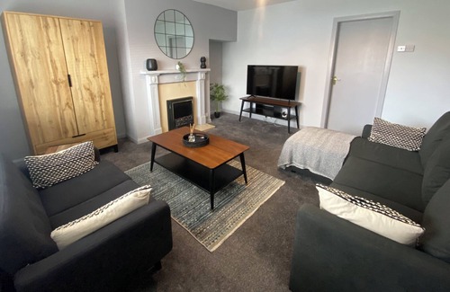 Leeds House | East Park House - Sleeps Up-to 6