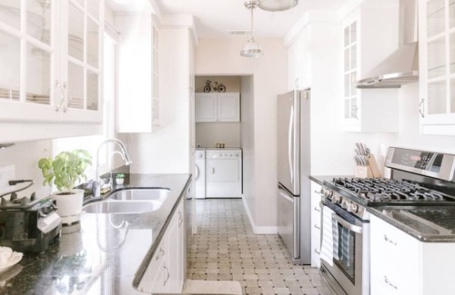 East Sacramento House | East Sac Escape | Relaxing Saltwater Pool & Guest Casita