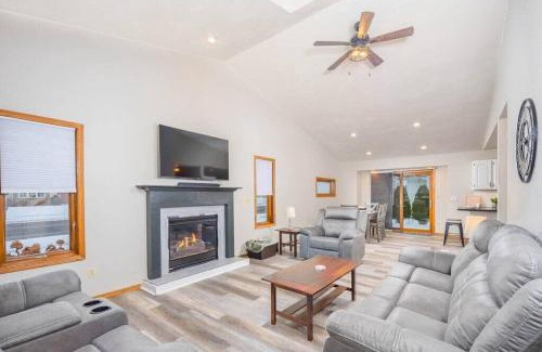 Appleton House | East Side 3 Br 2 full bath King Bed