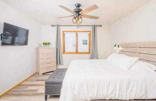 Appleton House | East Side 3 Br 2 full bath King Bed