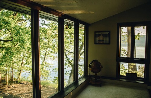 Burdett House | East Side Lake House Spacious home. Drift Away.