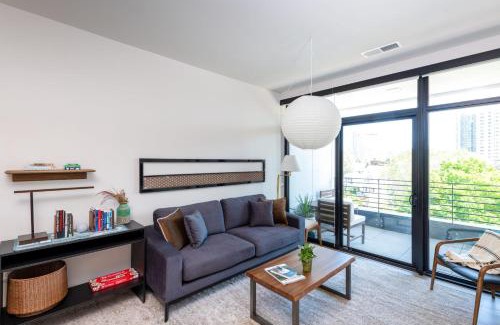 Lower East Side Apartment | East Side Luxury 1BR Apt - Near Brady St with Balcony and Lounge