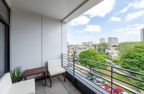 Lower East Side Apartment | East Side Luxury 1BR Apt - Near Brady St with Balcony and Lounge