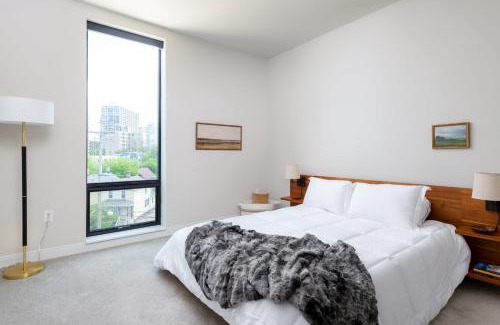 Lower East Side Apartment | East Side Luxury 1BR Apt - Near Brady St with Balcony and Lounge
