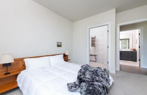 Lower East Side Apartment | East Side Luxury 1BR Apt - Near Brady St with Balcony and Lounge