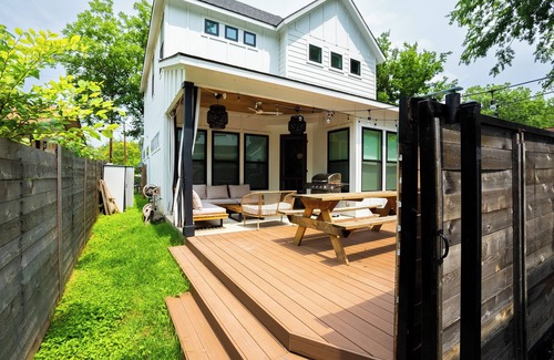 Govalle House | Eastside Two House Compound *Walk to Bars & Food*