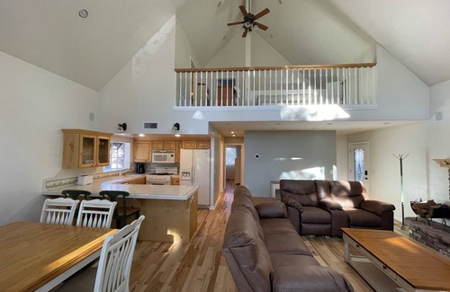 Running Springs House | Easy Drive! 2 Jacuzzi Tubs! Super-clean! Family-Friendly. Discounts Available!