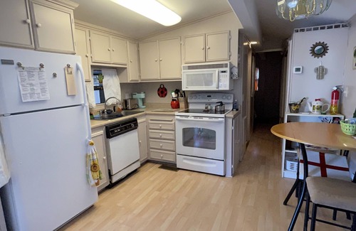 Surprise Resort | Easy, relaxing, close to everything & quiet park model in 5 ⭐️ 55 & over resort.