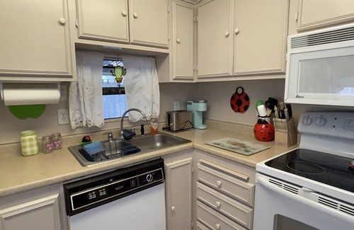 Surprise Resort | Easy, relaxing, close to everything & quiet park model in 5 ⭐️ 55 & over resort.