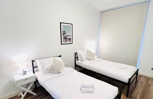 Turrella Apartment | Easy to get into The city and airport by train, self check in and private entry