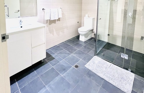 Turrella Apartment | Easy to get into The city and airport by train, self check in and private entry