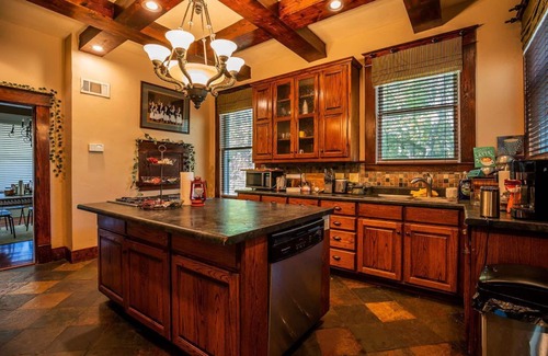 Sulphur Springs Hotel | Easy Walk or Drive to Downtown