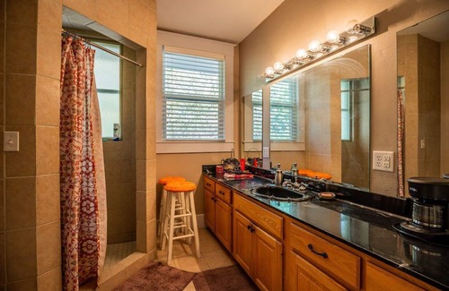 Sulphur Springs Hotel | Easy Walk or Drive to Downtown