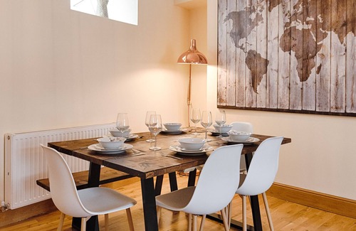 Cwmbrwla House | Eaton Accommodation - TV in EVERY bedroom!
