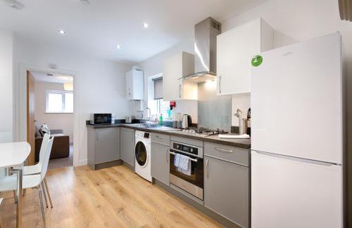Cwmbrwla Apartment | Eaton House 2 - TV in Every Bedroom!