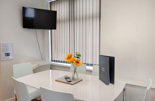 Cwmbrwla Apartment | Eaton House 2 - TV in Every Bedroom!