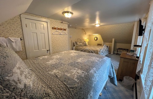 Ludlow Bed & Breakfast | Echo Lake Inn