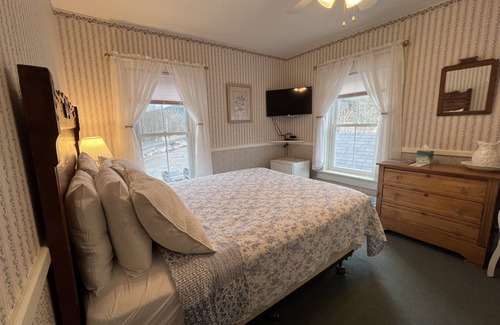 Ludlow Bed & Breakfast | Echo Lake Inn