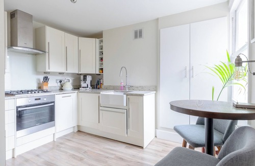 Wandsworth Apartment | Eclectic 3BD Escape with Roof Terrace, Wandsworth