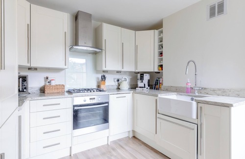 Wandsworth Apartment | Eclectic 3BD Escape with Roof Terrace, Wandsworth