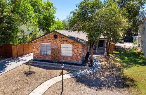 Uptown Apartment | Eclectic Chic 2 Bed-Quiet-Fast WIFI