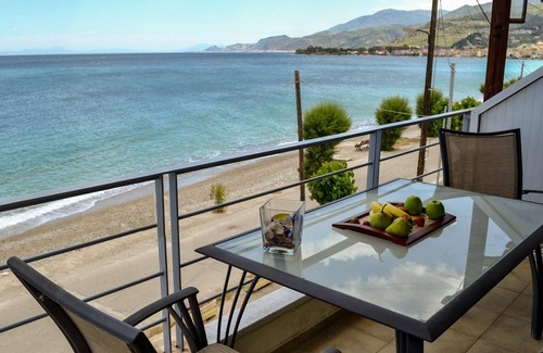 Egira Apartment | Eclectic Residence With Beach At The Doorstep