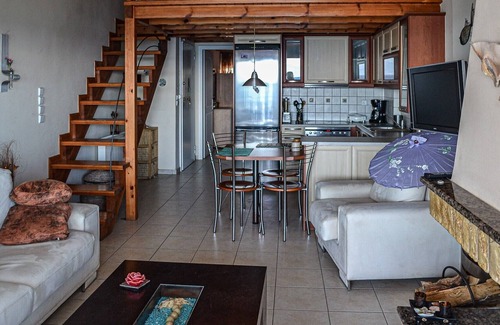 Egira Apartment | Eclectic Residence With Beach At The Doorstep