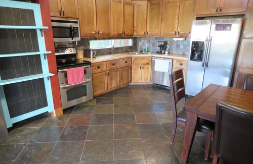 Wimberley House | ECLIPSE IN THE HOT TUB!nmarket days & town square with in walking distance !