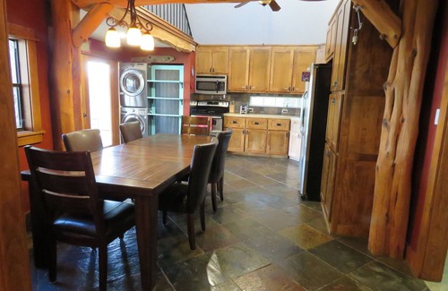 Wimberley House | ECLIPSE IN THE HOT TUB!nmarket days & town square with in walking distance !