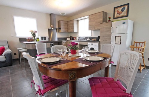 Saint-Martin-d'Ecublei Cottage | Eco-friendly forest house, 3 bedrooms, pets allowed, enclosed garden