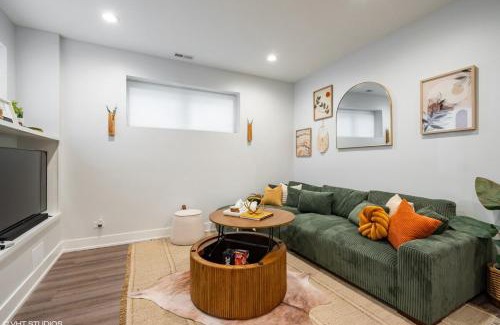 Woodlawn Apartment | Eco Stay by UChicago, Lakefront & Hyde Park!